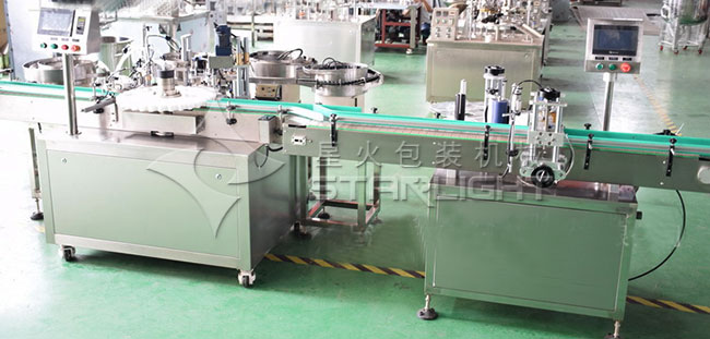 小瓶藥液自動(dòng)灌裝生產(chǎn)線廠房內(nèi)實(shí)拍